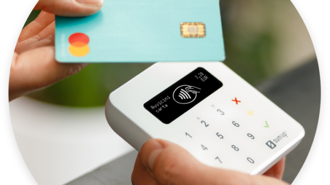 Immagine che illustra un sumup pos con una card elettronica in procinto di essere usata per un pagamento